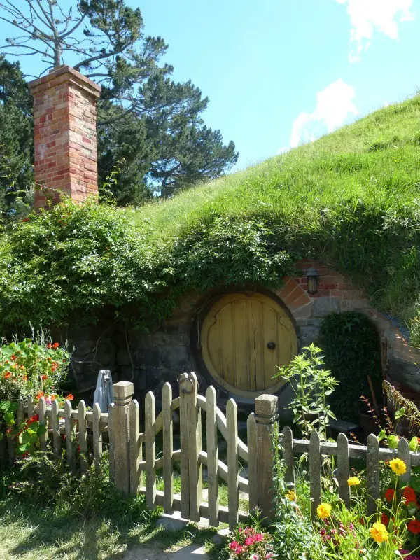Cute hobbit hole at the Hobbiton Movie Set in New Zealand