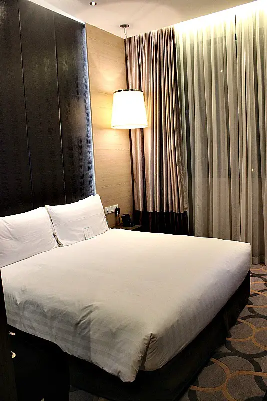 Staying at the Dorsett Hotel in Chinatown during 24 hours in Singapore