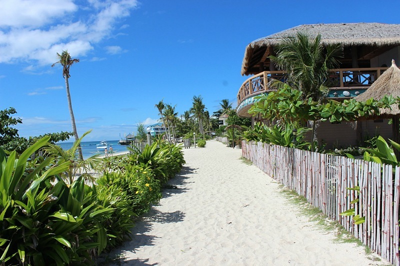 sandy-pathways-on malapascua island