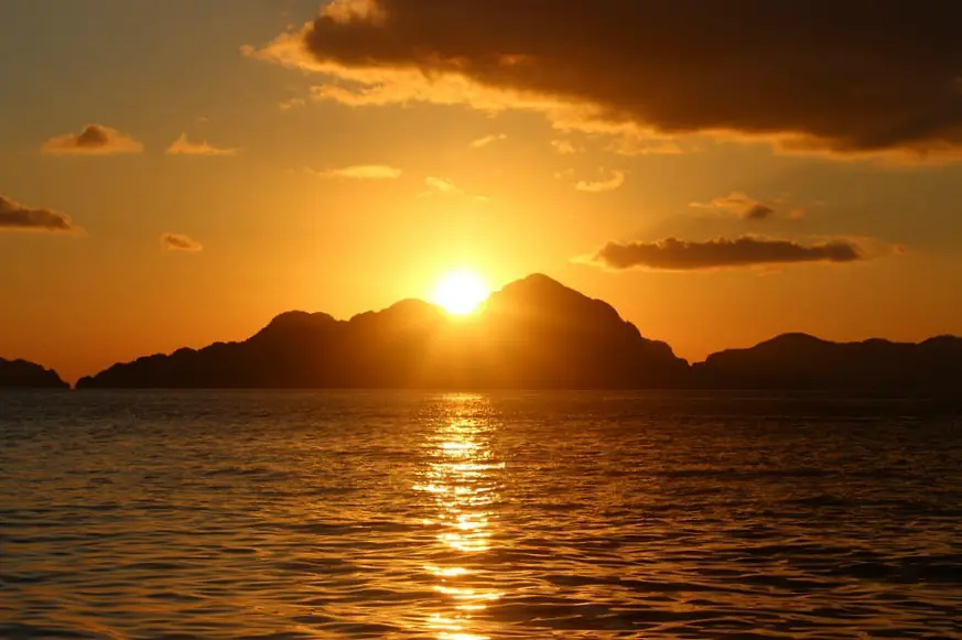 Beach sunset in El Nido, Palawan - Avatar's Pandora come to life in the Philippines