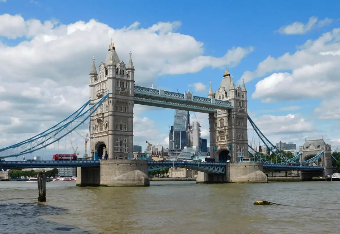 Tower Bridge in London. Slow Travel Guide
