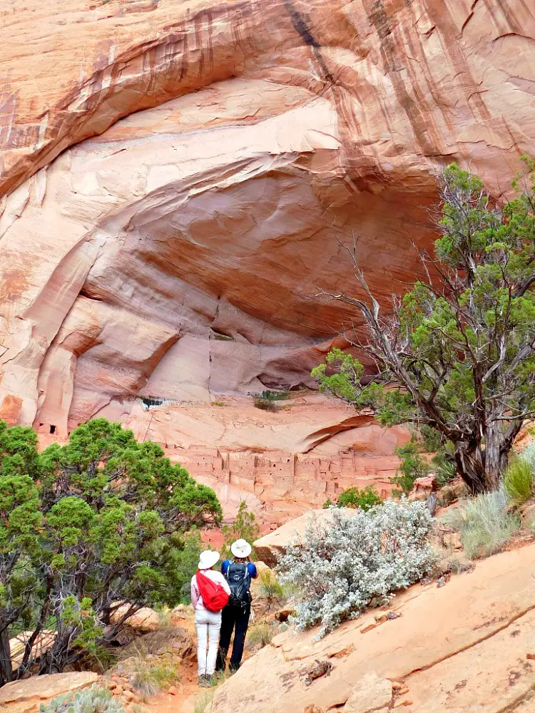 Hiking to the Betatakin Ruins in Navajo National Monument during month 27 of digital nomad life
